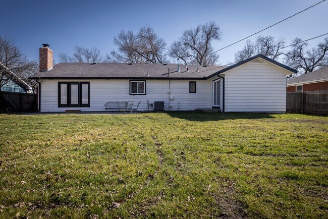 Building Photo - Newly Remodeled 4 Bedroom 2 Bath with fenc...