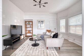 Building Photo - 317 NE Beech St