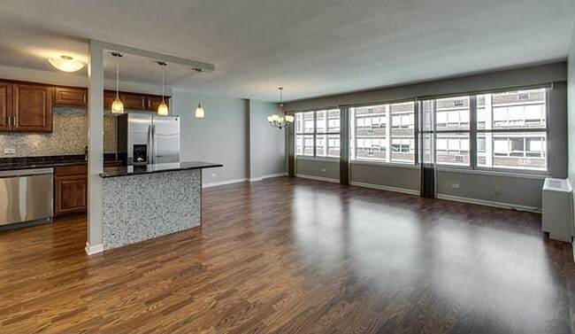 Building Photo - 6157 N Sheridan Rd