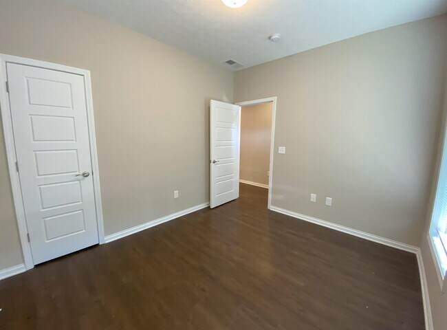 Building Photo - 2187 Ottawa Dr