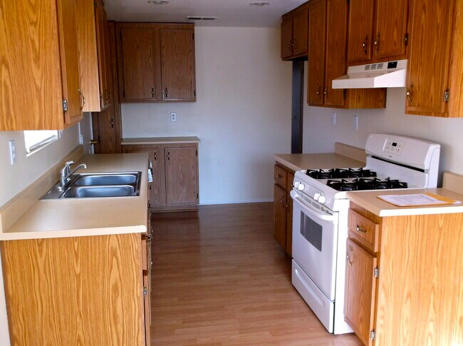 Building Photo - 27350 Hacienda Dr