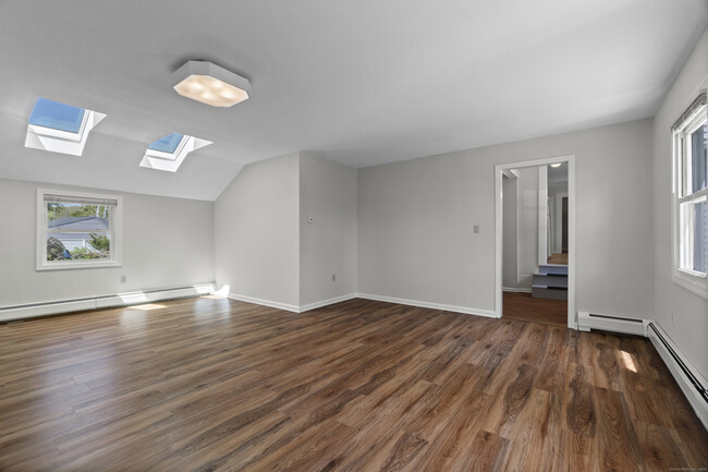 Foto del edificio - 671 Cornwall Ave