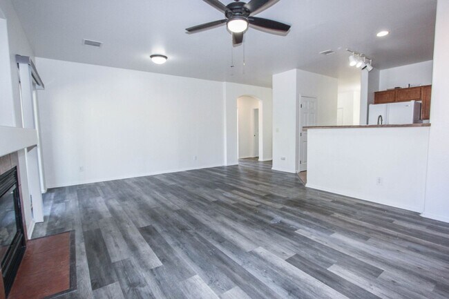 Foto del edificio - Three Bedroom Quailwood Home