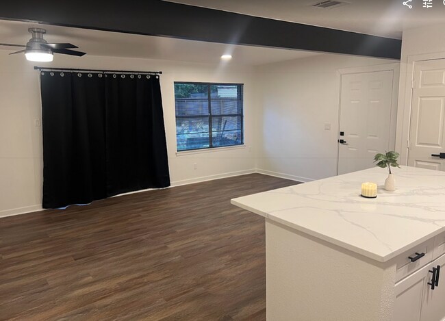 Foto del edificio - 4111 Beran Dr