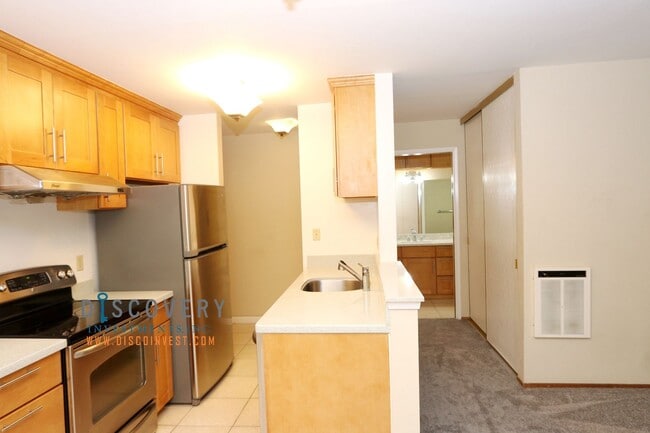 Building Photo - Pending! Centrally Located Contemporary Condo