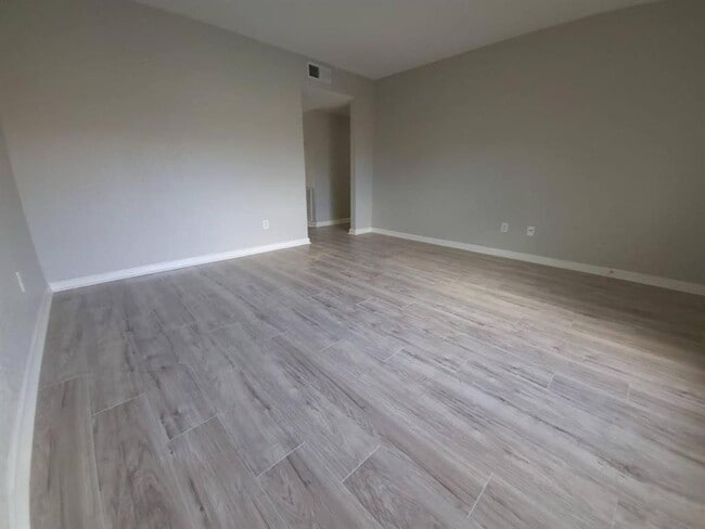 Foto del edificio - 8100 Creekbend Dr