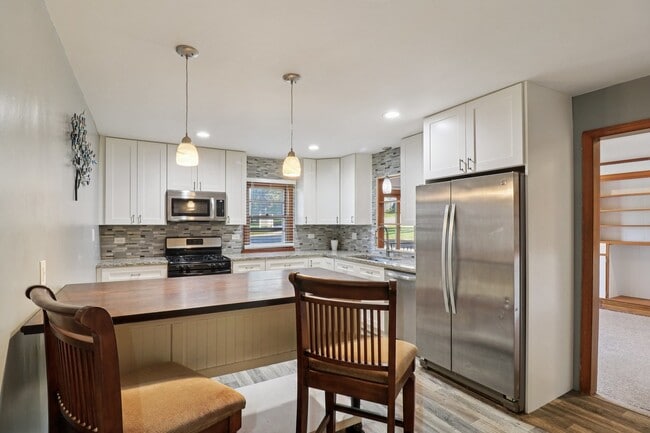 Building Photo - 1514 N Freund Ave