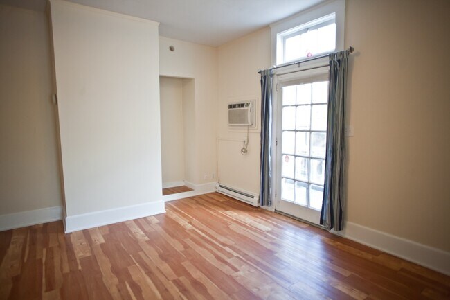 Foto del edificio - Adorable studio apartment, walk to UNC and downtown! Utilities included!