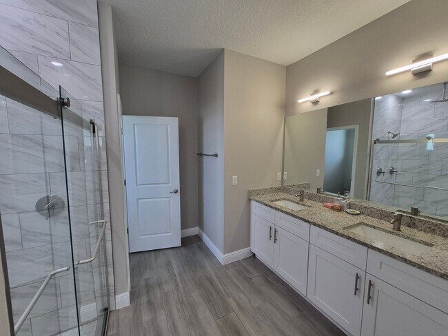 Building Photo - 642 Desmoines Ct