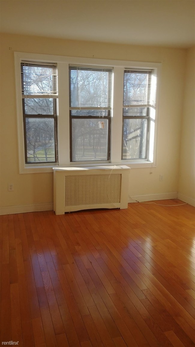 Building Photo - 1 br, 1 bath Apartment - 1084 Kennedy Blvd