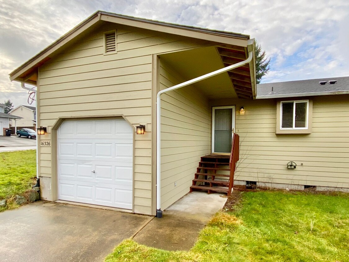 Primary Photo - Updated 2BD/1BA Duplex in Desired Yelm Nei...