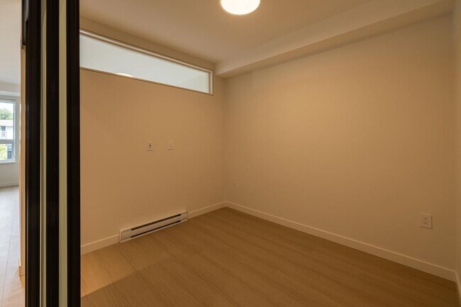Photo du bâtiment - Stylish and smart 1Bed at The Hue Port Moody