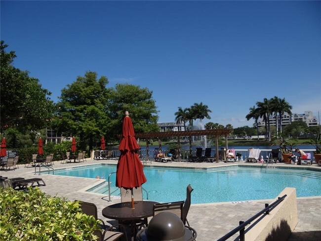 Foto del edificio - 2400 Feather Sound Dr