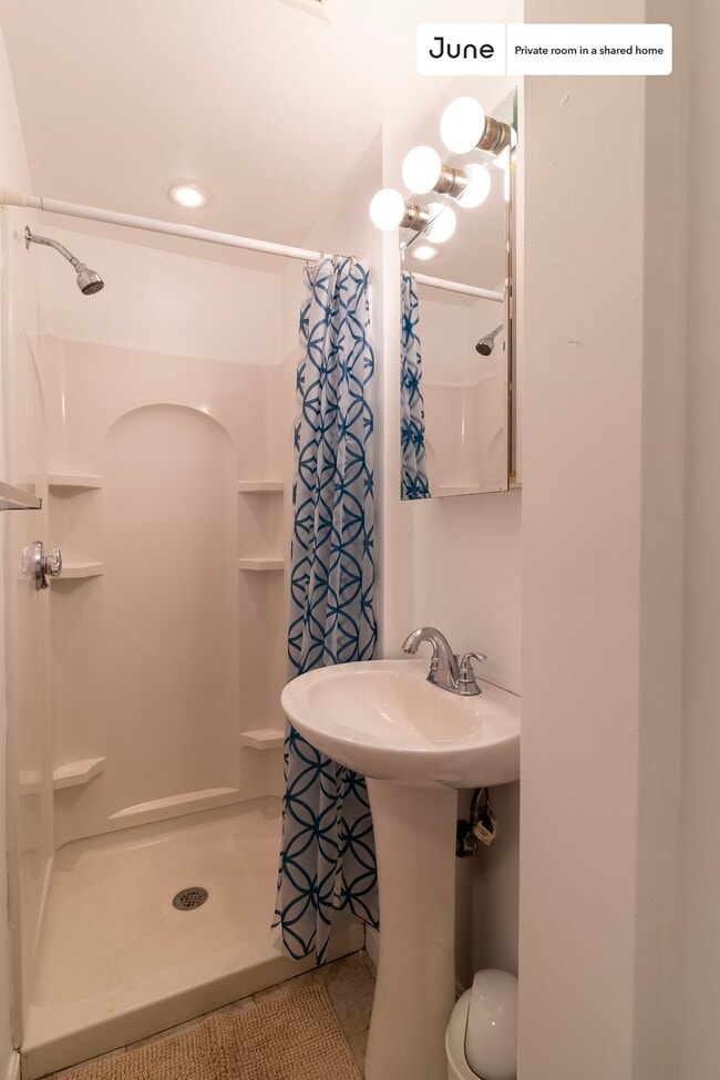 Foto del edificio - Room in Shared 3 bed/1 bath home