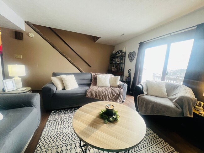 Building Photo - 3 Bedroom/ 1.5 Bath Townhome - Med Center/...