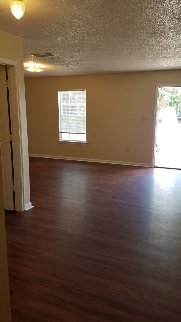 Building Photo - One Bedroom , One Bath Apartment For Rent