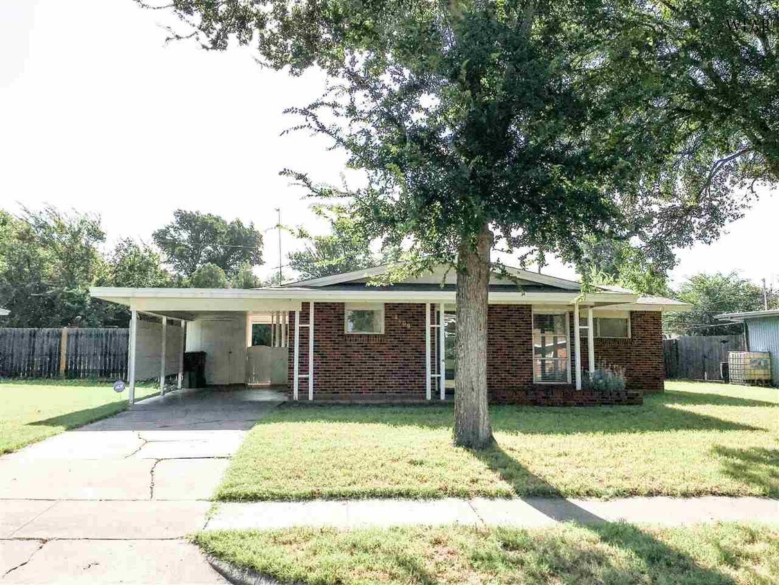 Primary Photo - 4609 University Ave