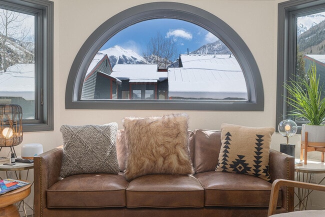 Foto del edificio - 280 Mahoney Dr