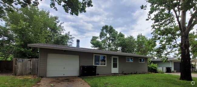 Building Photo - 1208 Yale Ave
