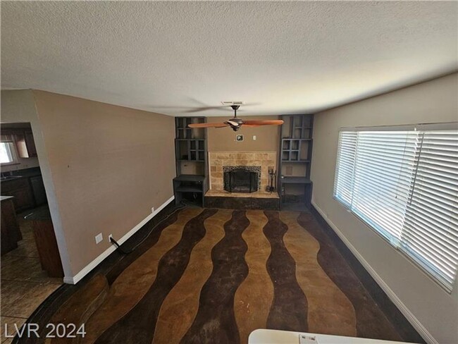 Building Photo - 3 bedroom with a pool- NO HOA