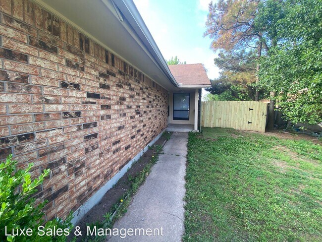 Building Photo - 2 br, 2 bath House - 8302 NW 8th Street