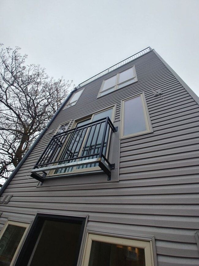 Photo - 2437 W Thompson St Apartment