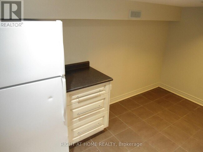 Photo du bâtiment - 1042 St Clarens Ave