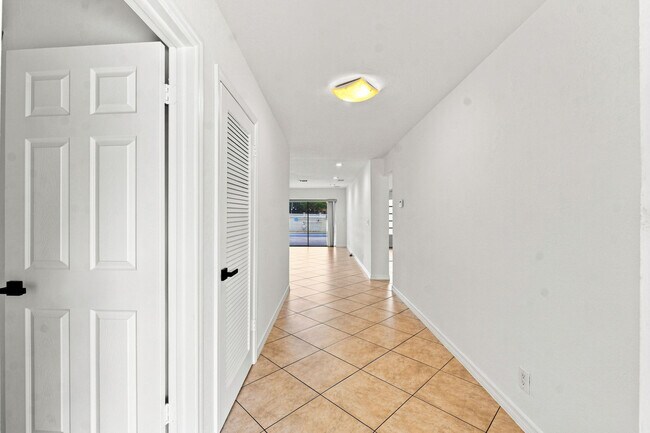 Foto del edificio - 3310 NW 90th Ave