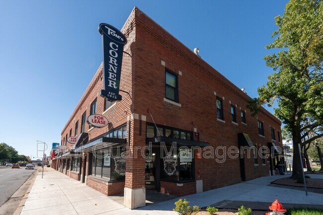 Foto del edificio - 2328 E Douglas Ave