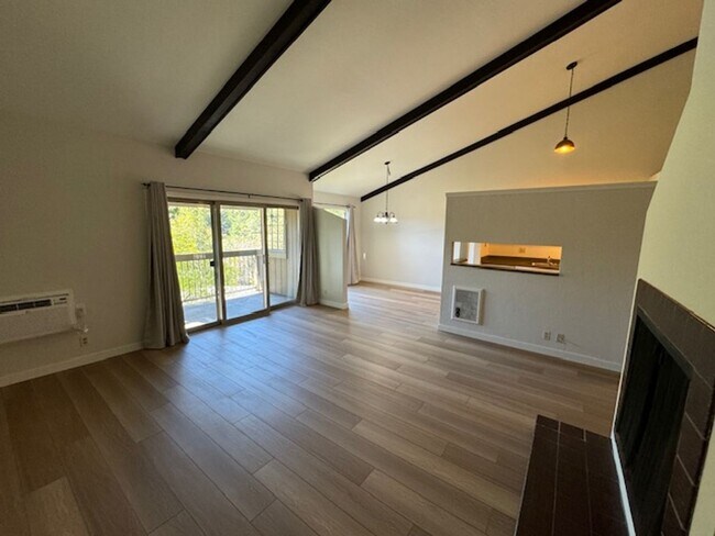 Building Photo - 2 story condo w/new laminate flooring!