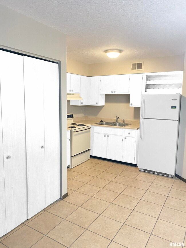 Building Photo - 2608 W Willowlake Dr