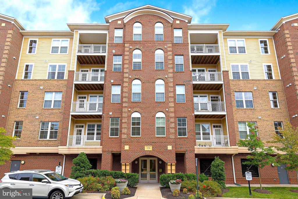 Foto principal - 13722 Neil Armstrong Ave
