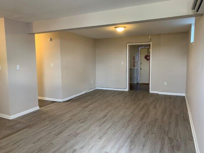 Building Photo - Welcome to our charming 2-bedroom, 1-bathr...