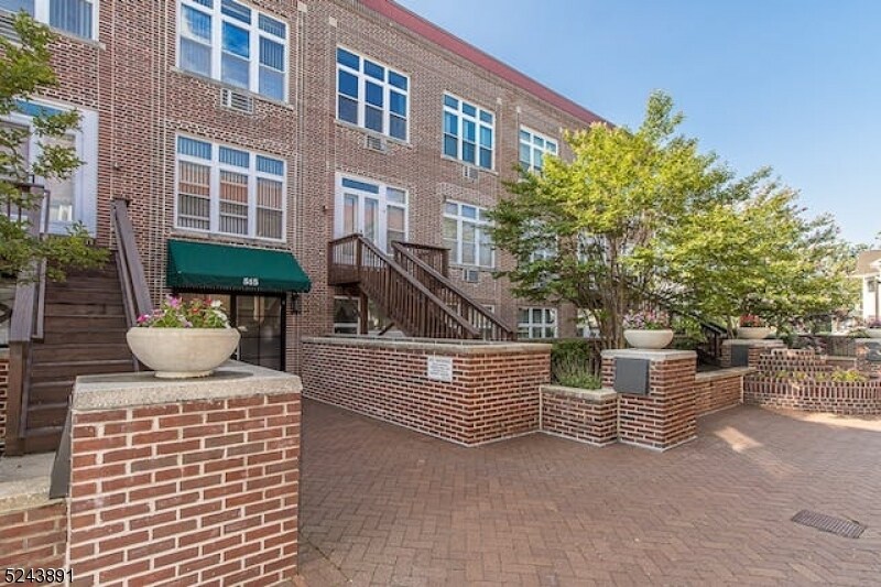 Primary Photo - 515 Trinity Pl