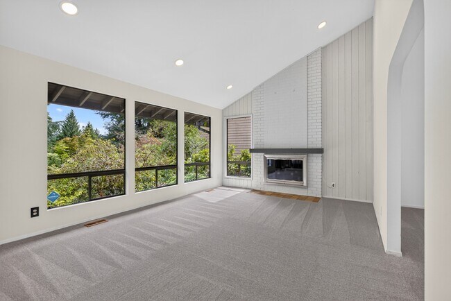 Foto del edificio - Mid-Century Gem with Hot Tub, Large Deck, and Bonus Rooms in Issaquah – 4 Bed, 3 Bath, 2,940 Sq Ft