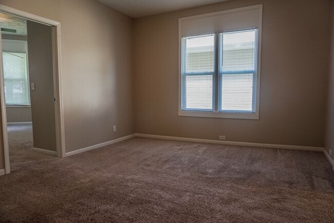 Building Photo - 5 Bedroom House Available!