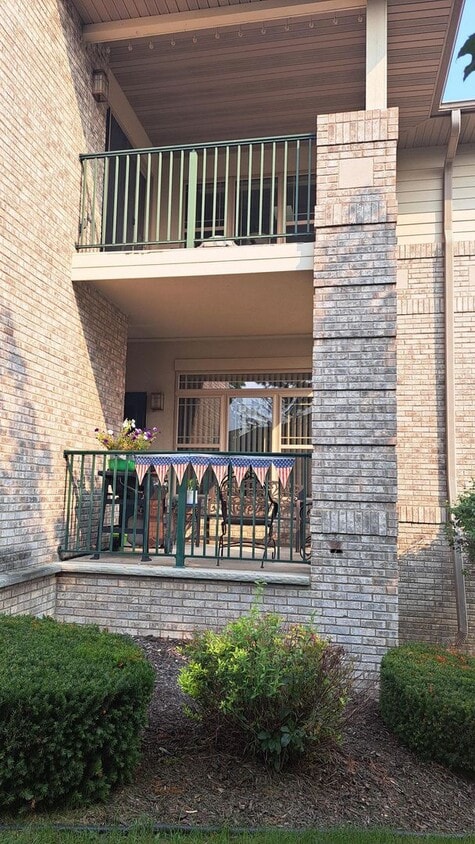 Building Photo - 2 Bedroom, 2 Bath Upper Condo 2 Parking St...