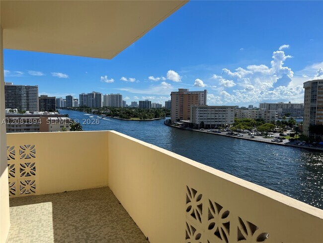 Foto del edificio - 1833 S Ocean Dr