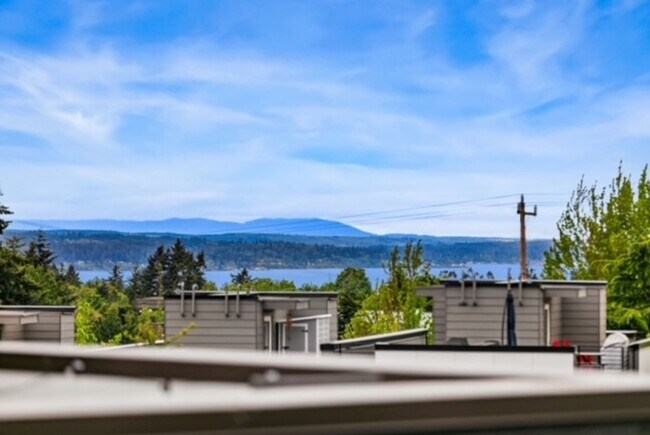 Building Photo - Gorgeous Greenwood 3 Bedroom 3.5 Bath Stan...
