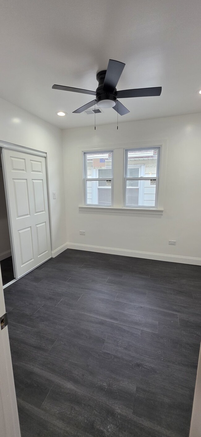 Building Photo - 22 E 101st Pl