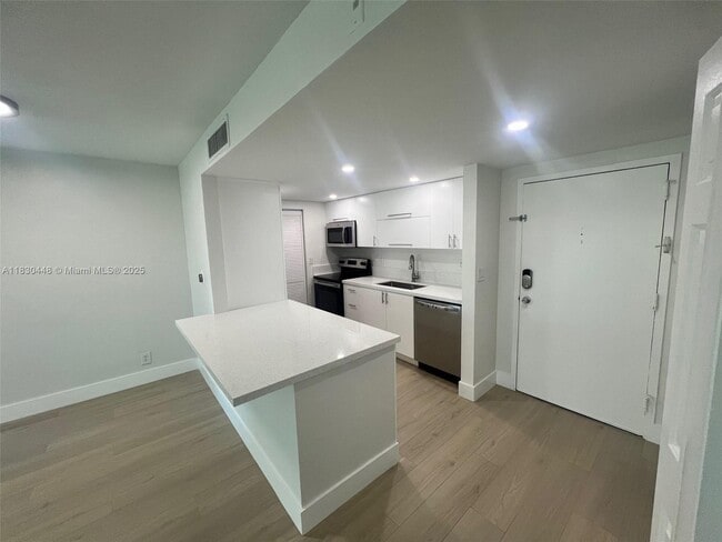 Foto del edificio - 100 Lakeview Dr