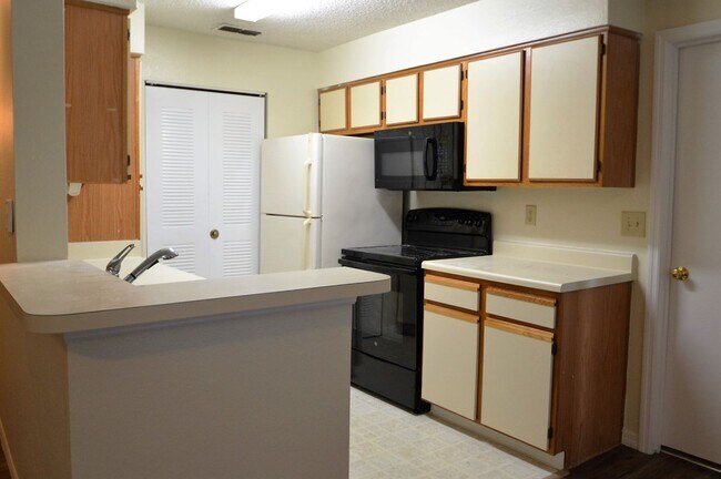 Building Photo - METROWEST: Popular Tradewinds Community!