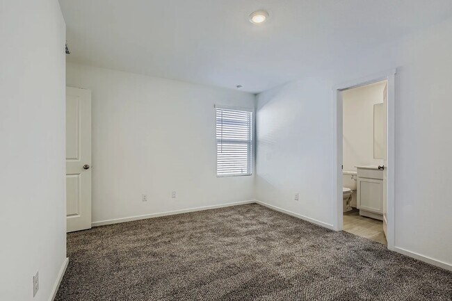 Foto del edificio - 904 Sandhill Crane Ln