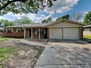 Building Photo - 825 Livingston Dr
