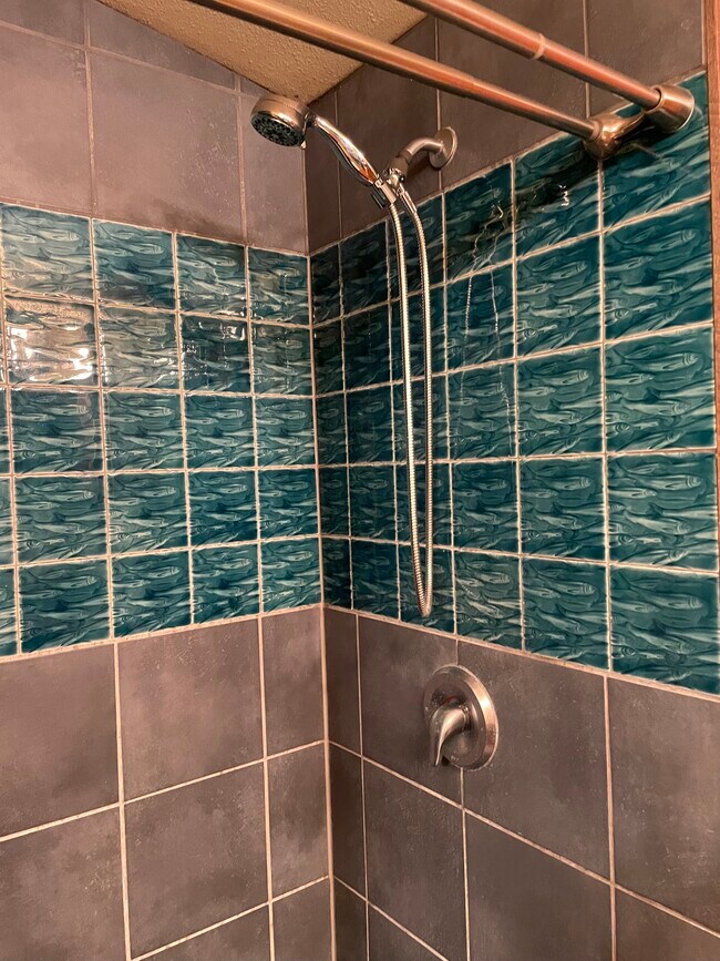 Main Bathroom - 922 Defoe St