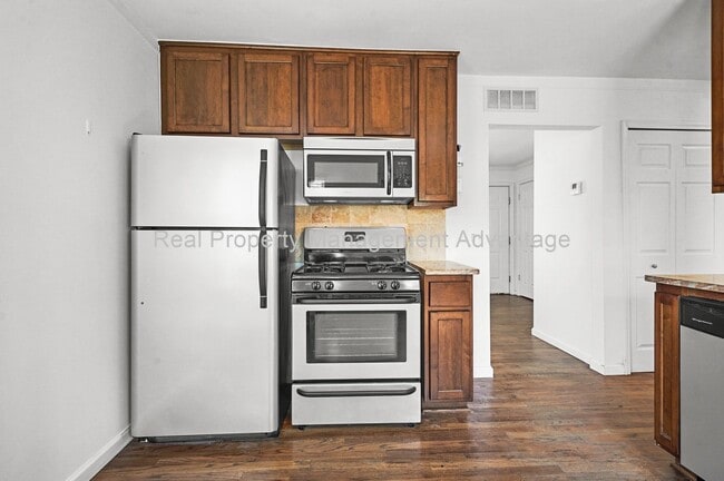 Building Photo - Mid-Century Style with Modern Comforts, Cl...