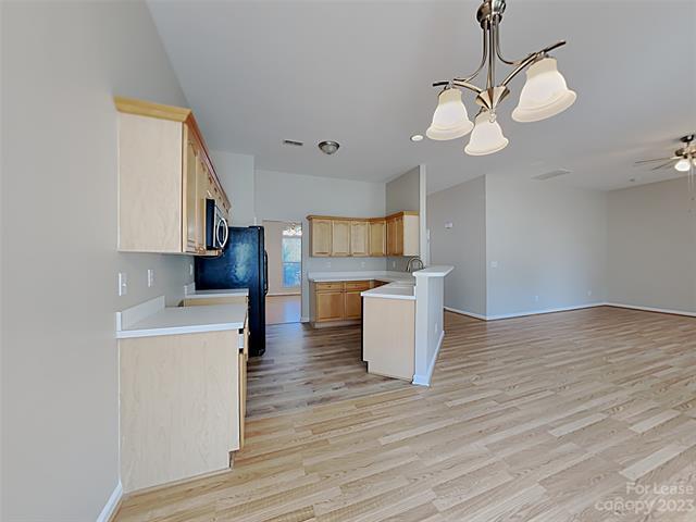 Foto del edificio - 6977 Honey Tree Ln