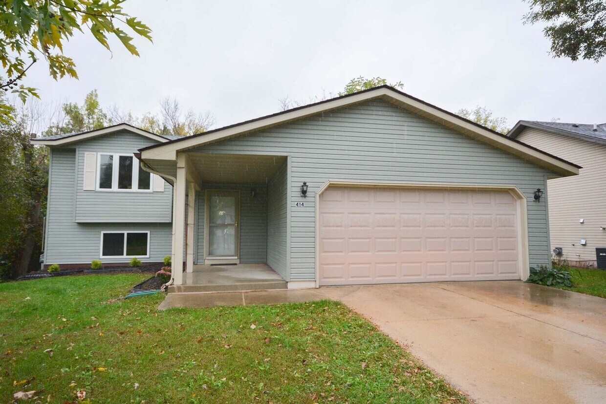 Primary Photo - Great 4br home with large fenced yard in q...