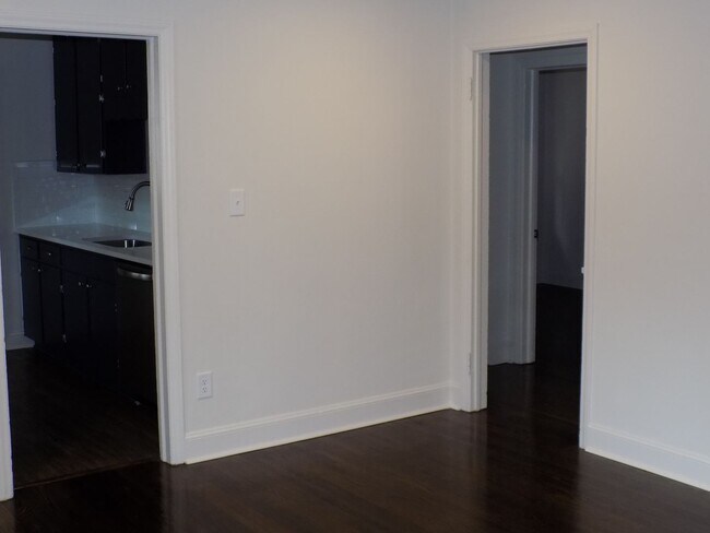 Building Photo - Charming Two Bedroom Duplex in Commonwealth Park!