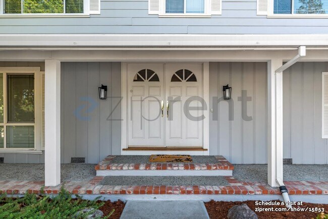 Building Photo - 310 Las Lomas Way